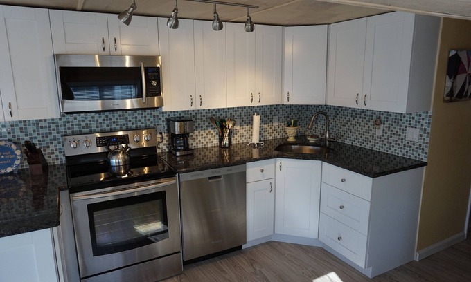 Nettles Island House | The Cottage Nettles Island unit 230 is a 2 bedroom 1 bath home.