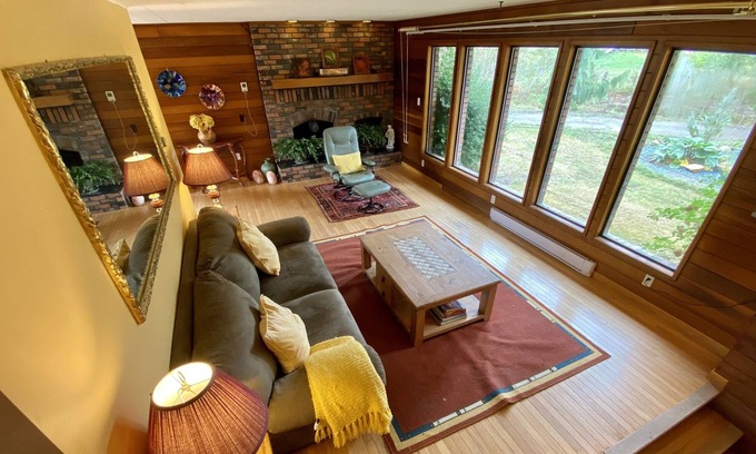Port Alberni House | The Country barn private 18.5 acres of country living facing Beaufort mountains