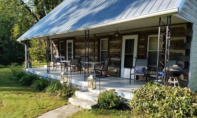 Taswell Cabin | The Cove COZY COUNTRY COTTAGE.30 seconds from Patoka Lake.sleeps 12