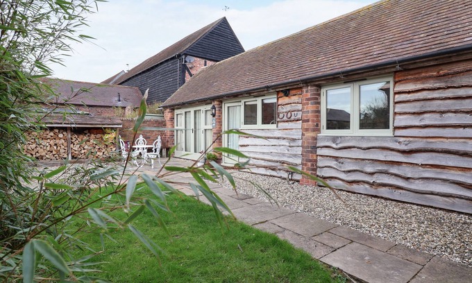 Bridgnorth Cottage | THE COW SHED, pet friendly, with a garden in Bridgnorth