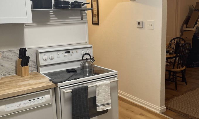 Breckenridge Hills House | The Cozy Cottage Only 8 Minutes from airport