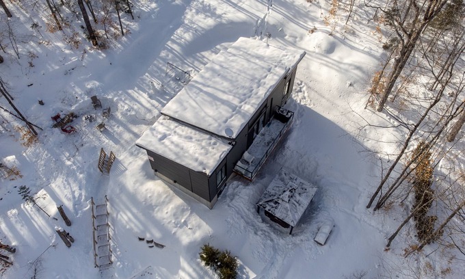 Entrelacs Ski Chalet | The Cozy ♪ Waterfront ☼ Hot Tub & Fireplace ♥