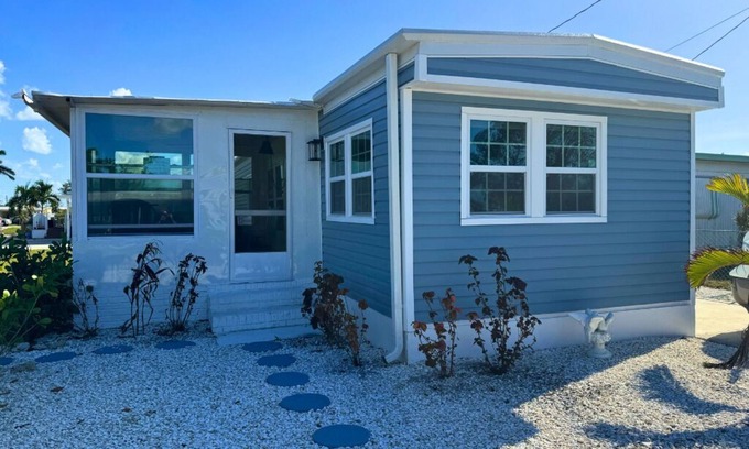 Flamingo Bay House | The Crab Shack - Cozy Comfort in Flamingo Bay - 2Bed/1Bath