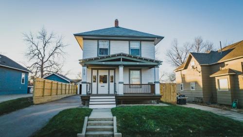 Sioux Falls Apartment | The Craftsman House - 3 min to DT & Falls Park