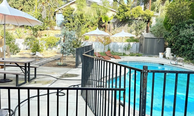 Chatsworth House | The Crane: Game & Fitness room, big Pool and yard for kids! Chefs kitchen! Ps5!