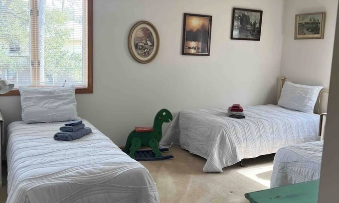 Colington House | The Currituck Sound Awaits You while 10 minutes to the Beach!