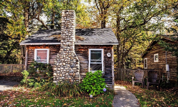 Lincoln Cabin | The Deer Haven Riverside Getaway at the PEMICABINS