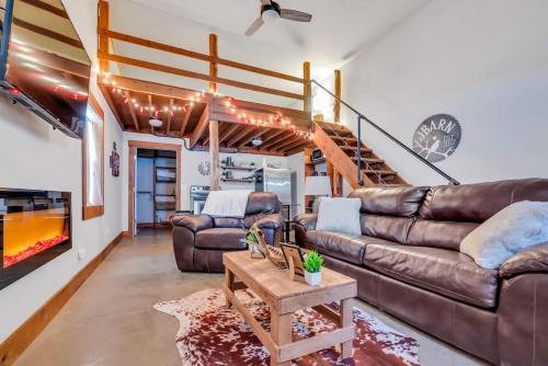 Goodlettsville House | The Den at J-Barn - Secluded Retreat
