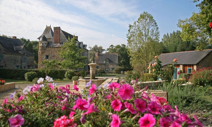 Riaille House | The Domaine des Forges offers the gite du Bocqueur covered and heated swimming pool