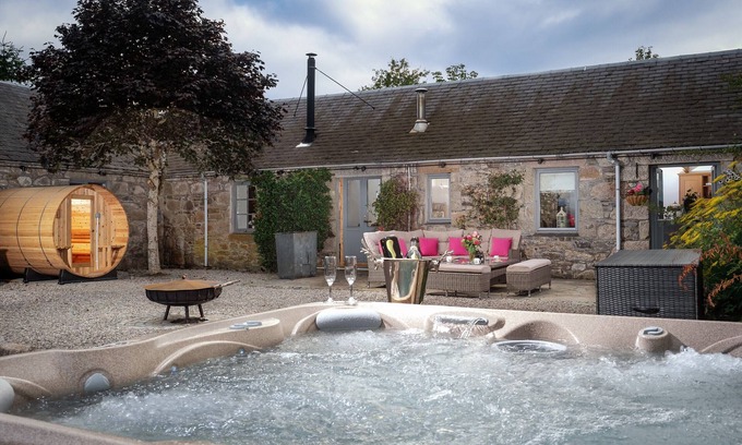 Grantown-on-Spey Cottage | The Eagle's Nest - large luxury lodge with hot tub, sauna and bbq hut