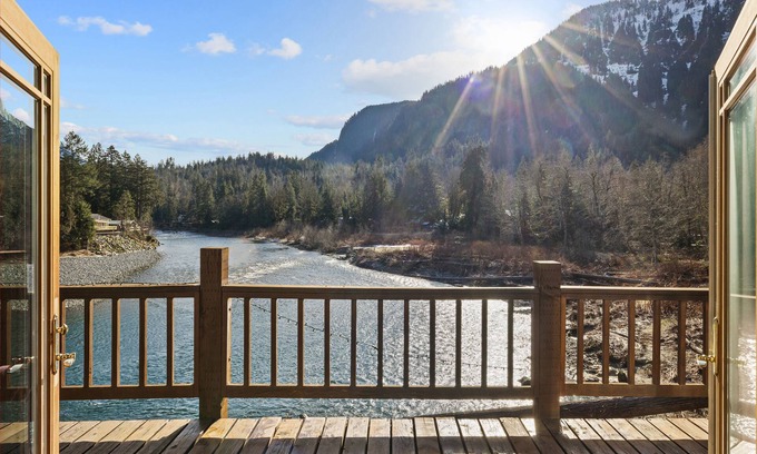 Gold Bar Apartment | The Eagles Perch- views and adventure all around