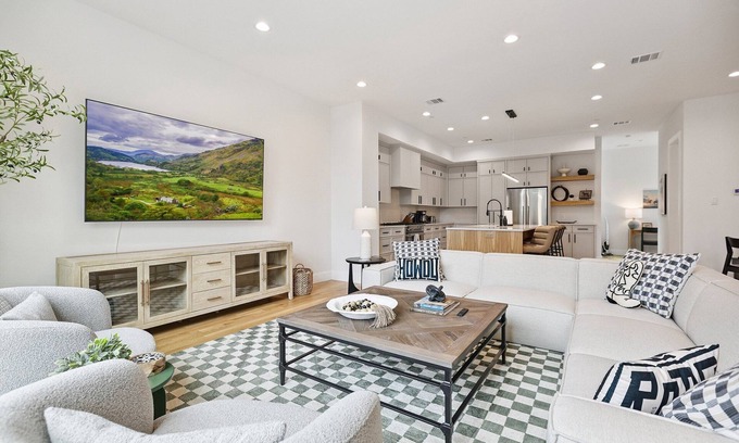 Oak Lawn House | The Eastwood Escape