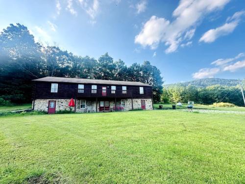 Warfordsburg House | The Enchanted Valley Farm 70 Acre 25 People Stay
