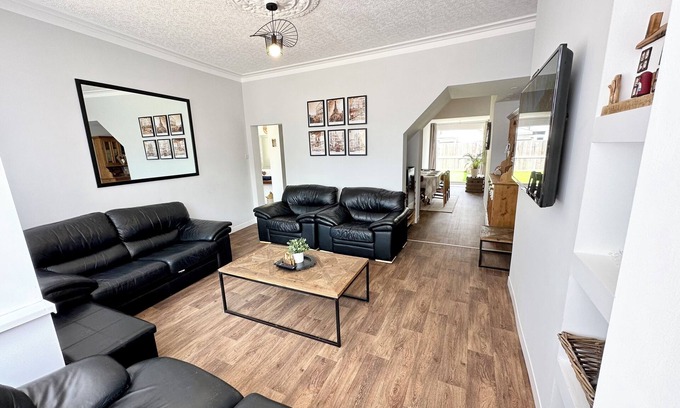 Morecambe House | “The End House” 2 minutes walk to the beach