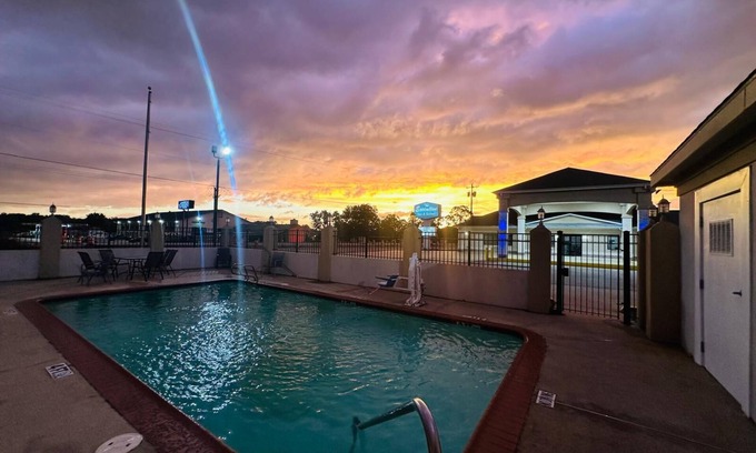 West Columbia Hotel | The Executive Inn & Suites