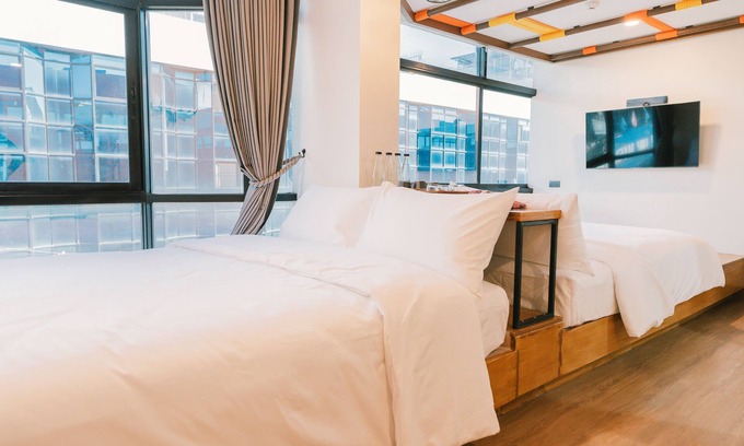 Old City Hotel | The Family Room: Deer
