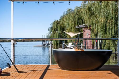 Riverglen Boat Rental | The Float Life - Retreat on Murray River