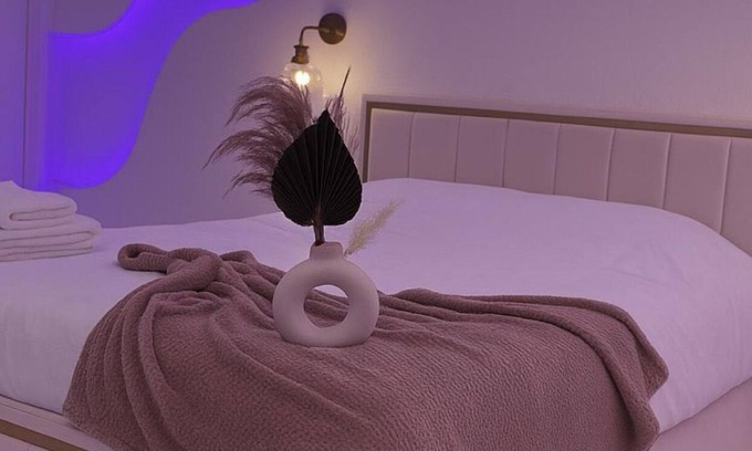 Coignieres Apartment | The Floor - Suite Passion d'Or & private Jacuzzi
