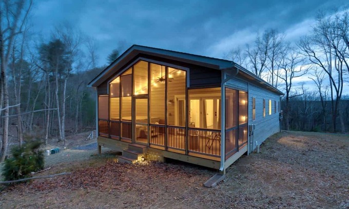 Front Royal Cabin | The Foxwood Cabin | Hot Tub, Screened Porch, Grill