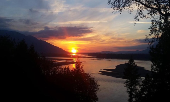Deroche Bed & Breakfast | The Fraser River's Edge B&B Lodge