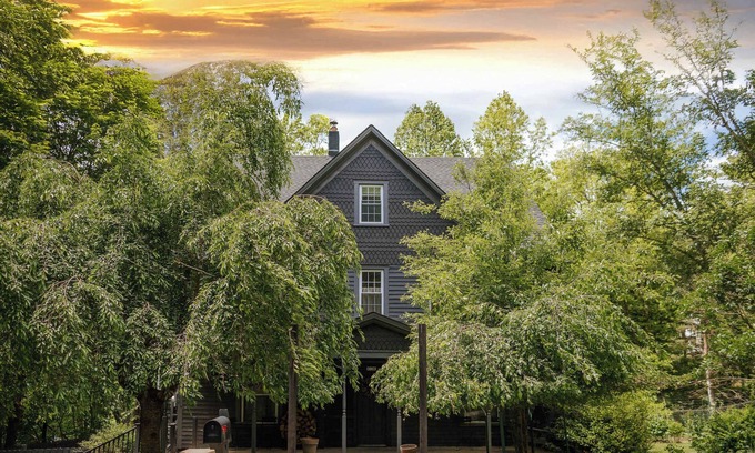 Callicoon House | The Gables: Newly Renovated Farmhouse (Sleeps 17!)