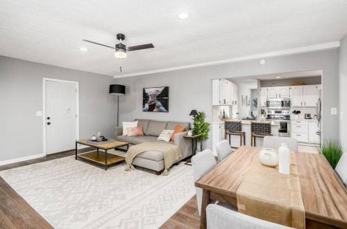 Royal Manor House | The Gahanna Cabana Hot Tub 5BR