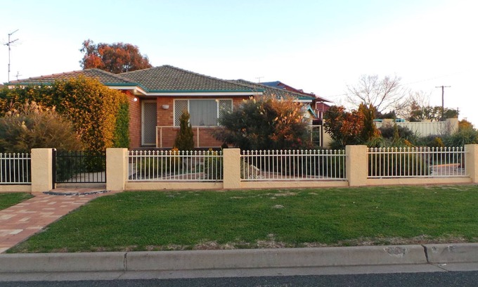 South Tamworth House | The Garden House - FREE Wi-Fi & FOXTEL, AFFORDABLE