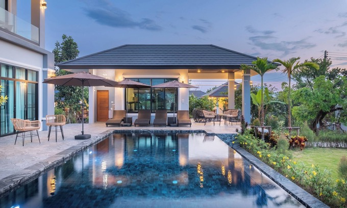 Luang Nuea Villa | The garden pool villa resort at doisaket