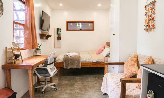 Catangnan Apartment | The Garden Room - Comfy apartment with workspace