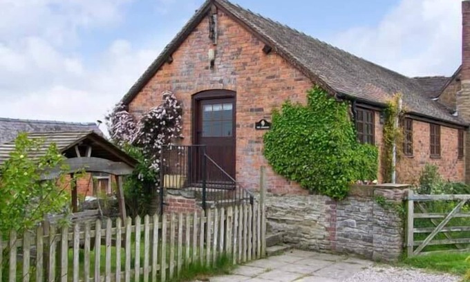 Craven Arms Cottage | THE GRANARY, pet friendly, character holiday cottage in Craven Arms