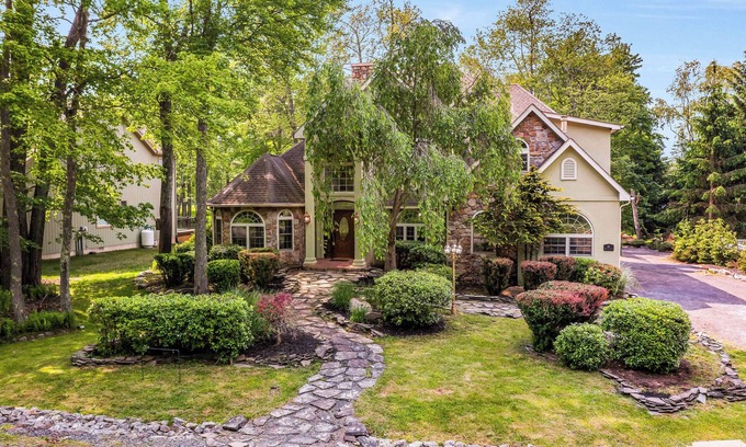 Lake Harmony House | The Grand Sage | 10BR Retreat w/Hot Tub, Sauna, Luxe Furnishings, King Beds