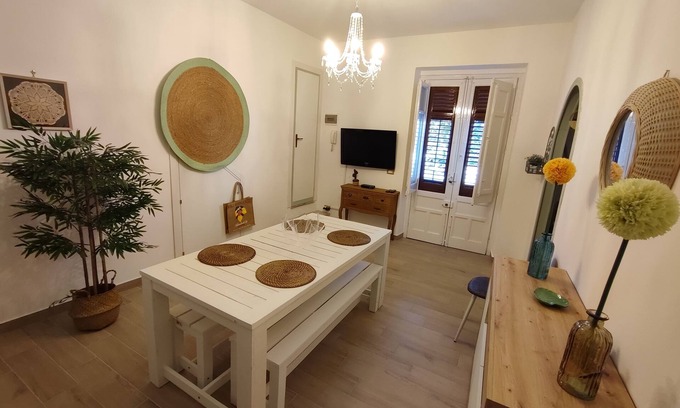 San Nicola l'Arena Apartment | The Green Arch, located in the center of the seaside village of San Nicola l'Arena