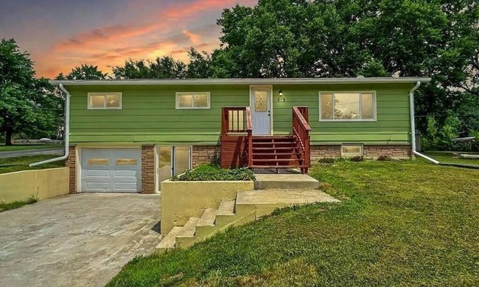 Trenton House | The Green House! Sleeps 12