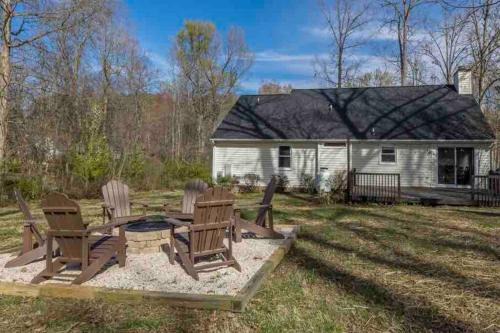 Pleasant Garden Apartment | The Greensboro Getaway, Hot Tub and Solitude