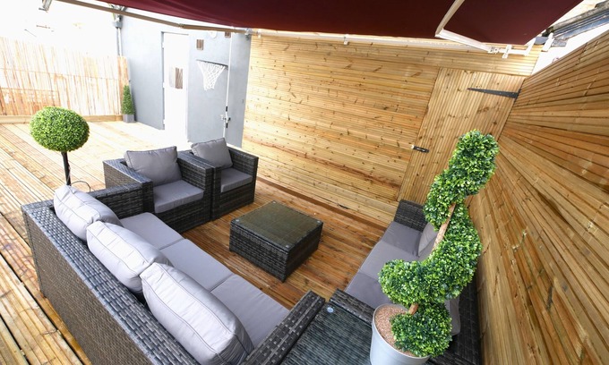 Boscombe Apartment | The Grey Hazel 4 Bedroom Flat with Balcony