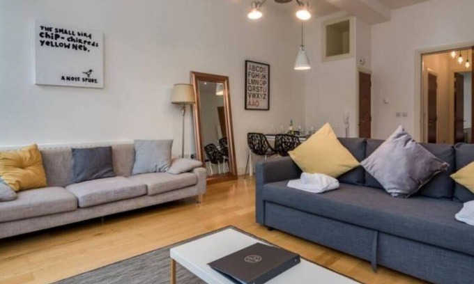 Cathedral Quarter Apartment | The Half Bap - Modern 1 Bed Apt in Belfast's Historic Cathedral Quarter