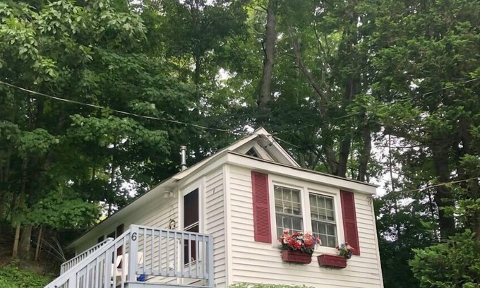 East Lyme House | The Happy Fisherman(Cottage 6)