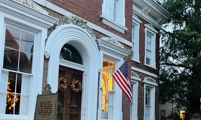 Russellville House | The Heritage House is a Beautiful 200 yr old Southern Mansion full of history.