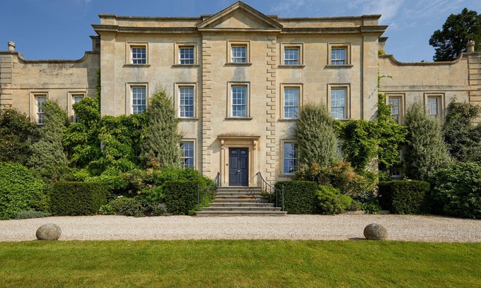 Cheltenham House | The Hewletts is an impeccably restored and exquisitely-presented Georgian manor home