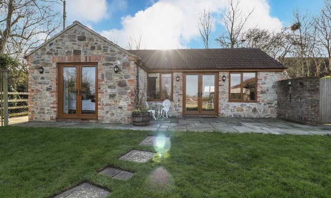 Catcott House | THE HIDE, romantic, character holiday cottage in Edington