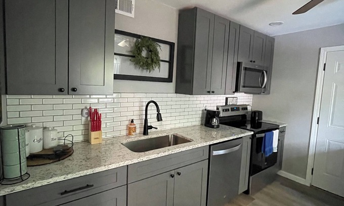 Farmington House | "The Hideaway 2" Charming 2-bedroom house in delightful Farmington with WiFi, AC