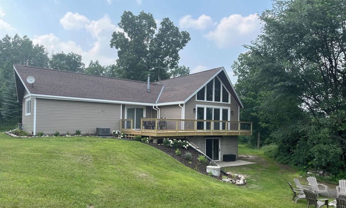 Plymouth House | The Hillside Cottage- 2 min Walk to Road America!