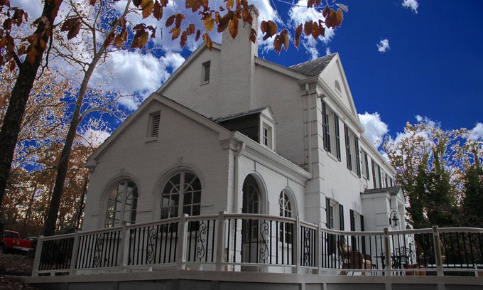 Warm Springs House | The historic Art Deco Hardaway Cottage can host your special event or vacation.
