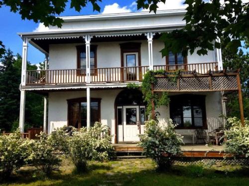 Lac-des-Plages House | The Historic Post Office Le Bureau de Poste