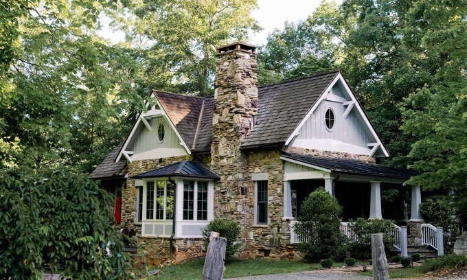 Clayton House | The HOPE House- LUXE, Minutes to DWTN Clayton,Lake Burton & Club at Waterfall!