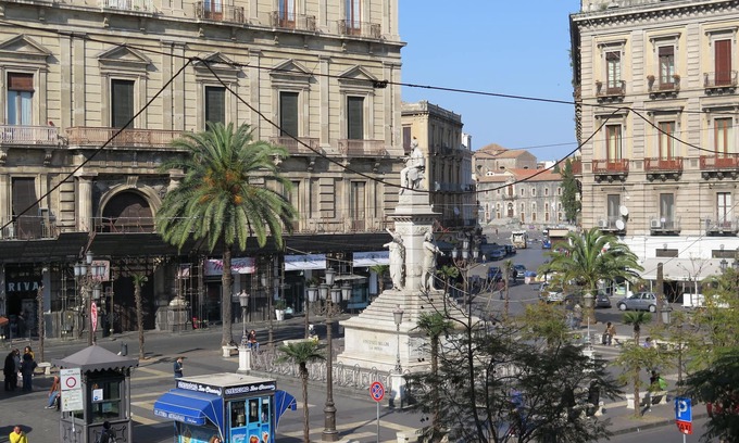 Catania City Centre Apartment | THE HOUSE OF COLORS FULLY HISTORICAL CENTER