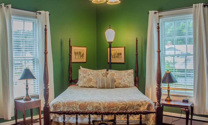 Clinton Apartment | The Ilex Room - Charming Private Room w/Ensuite Bath in Historic Downtown Home