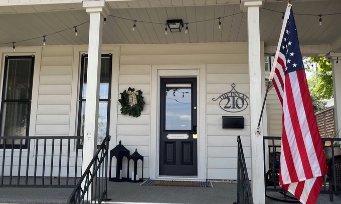 Concordia House | The Inn at 210 - Comfortable and clean historic home