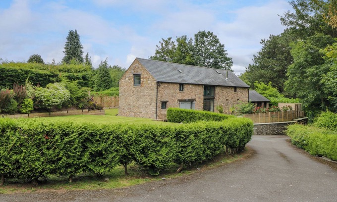 Govilon Cottage | THE IVY BARN, family friendly, character holiday cottage in Govilon