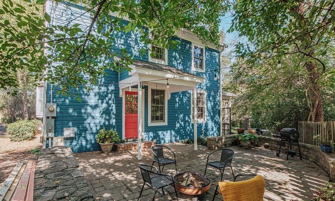 Waynesboro House | The Ivy Cottage. Downtown, Historic Charm, allows dogs!